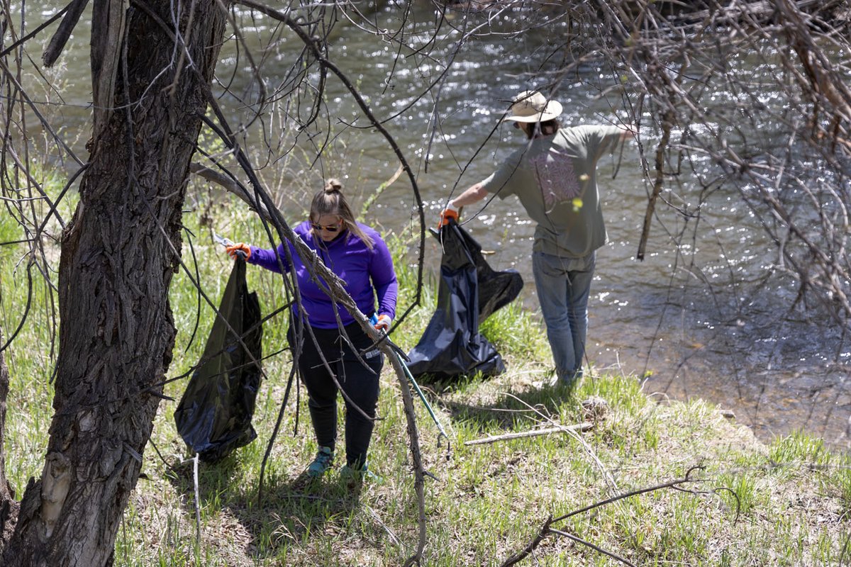 ssprd's tweet photo. Today our employee Wellness Committee hosted a #TrailCleanup along the Bear Creek Trail in the @CitySheridanco! The group removed eight bags of trash from the trail, adjacent parks (Bobcat and Wildcat) and the banks of the South Platte River, which the trail follows. ๐ https://t.co/PyX5iKISD5