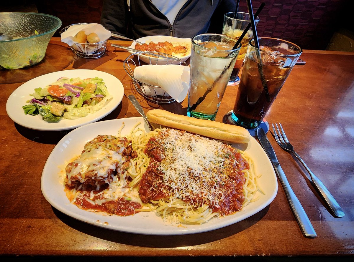 Italian Tuesday... 🍝🍝🍝🍝🍝🍝🍝 #DinnerTime #BuenProvecho #Spaghetti #Lasagna #Ensalada #CocaCola #OliveGarden
