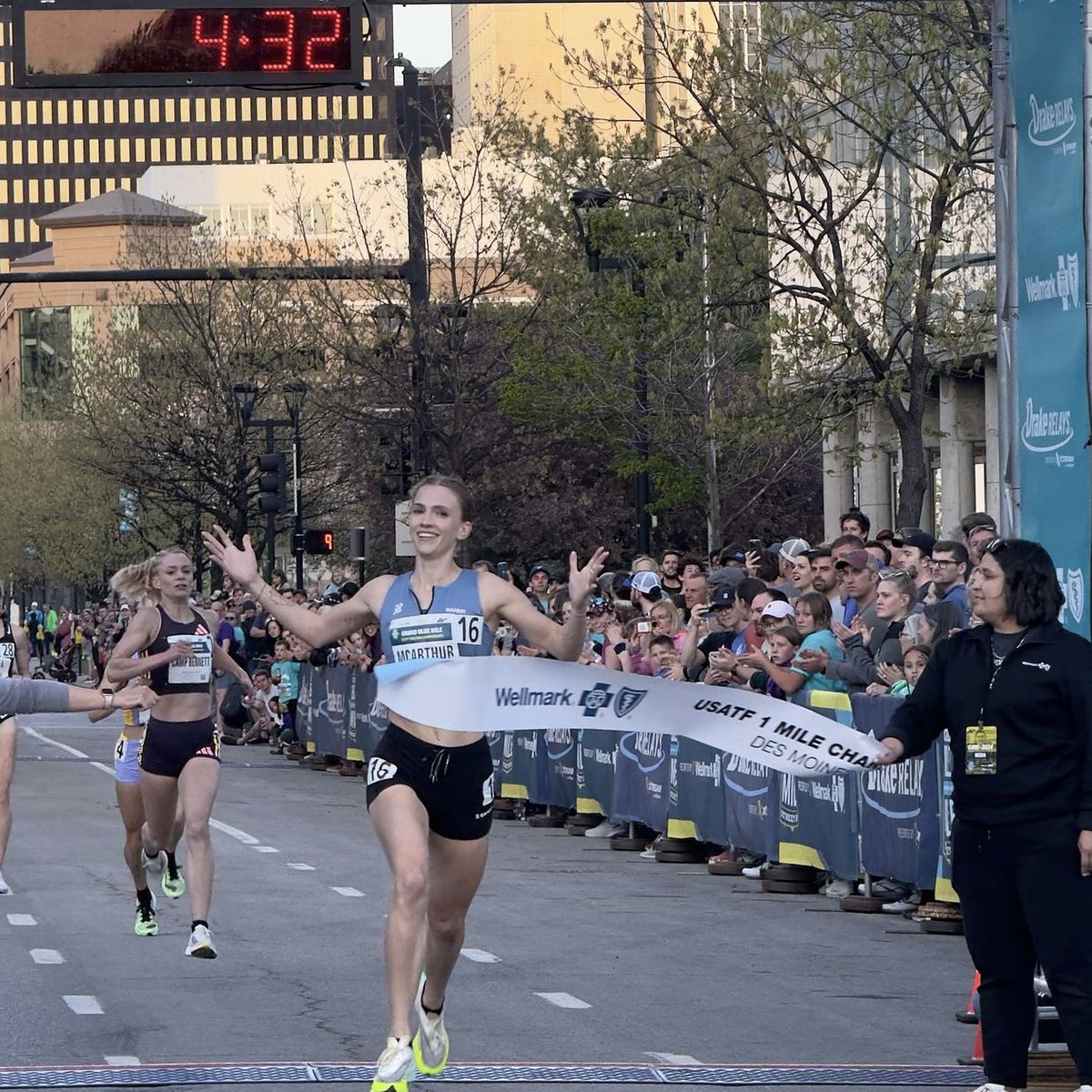 USATF 1 MILE CHAMPS! 🏆🇺🇸

Vincent Ciattei bettered the course record at the USATF 1 Mile Championships in Des Moines with a 3:57 win and Rachel McArthur took the women’s win in 4:33! 

📸 : Robert Rosenberg / RunnerSpace 

#USARC