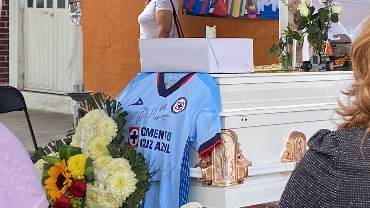 🥹🕊️Amigos y familiares acuden a despedirse del Pequeño José Armando 

Junto a su ataúd, se encuentra una Jersey del Cruz Azul, en compañía de un balón , juguetes y globos.  

Descansa en paz José Armando Guzmán Mendoza

#Xalapa