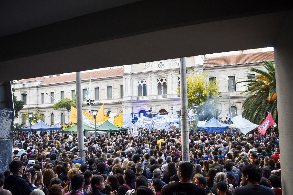santi_bravi's tweet photo. La educación publica no se negocia 

📷 Santino Bravi
#MarchaFederalUniversitaria #SantaFe #23Abril #MarchaUniversitaria https://t.co/TEMA2pBqSg