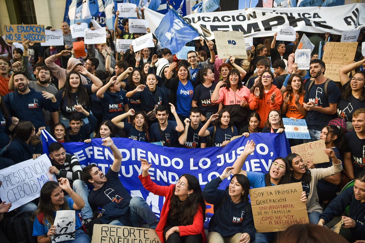 santi_bravi's tweet photo. La educación publica no se negocia 

📷 Santino Bravi
#MarchaFederalUniversitaria #SantaFe #23Abril #MarchaUniversitaria https://t.co/TEMA2pBqSg