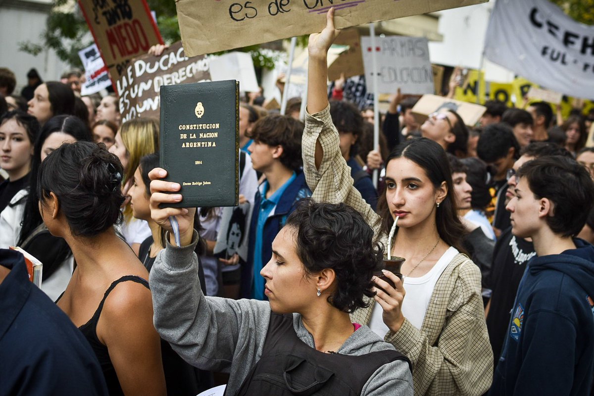 santi_bravi's tweet photo. La educación publica no se negocia 

📷 Santino Bravi
#MarchaFederalUniversitaria #SantaFe #23Abril #MarchaUniversitaria https://t.co/TEMA2pBqSg