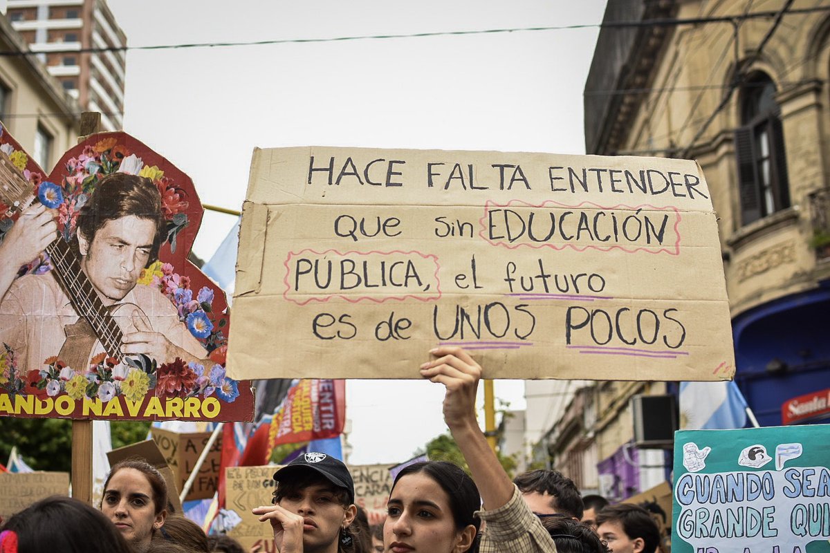 santi_bravi's tweet photo. La educación publica no se negocia 

📷 Santino Bravi
#MarchaFederalUniversitaria #SantaFe #23Abril #MarchaUniversitaria https://t.co/TEMA2pBqSg