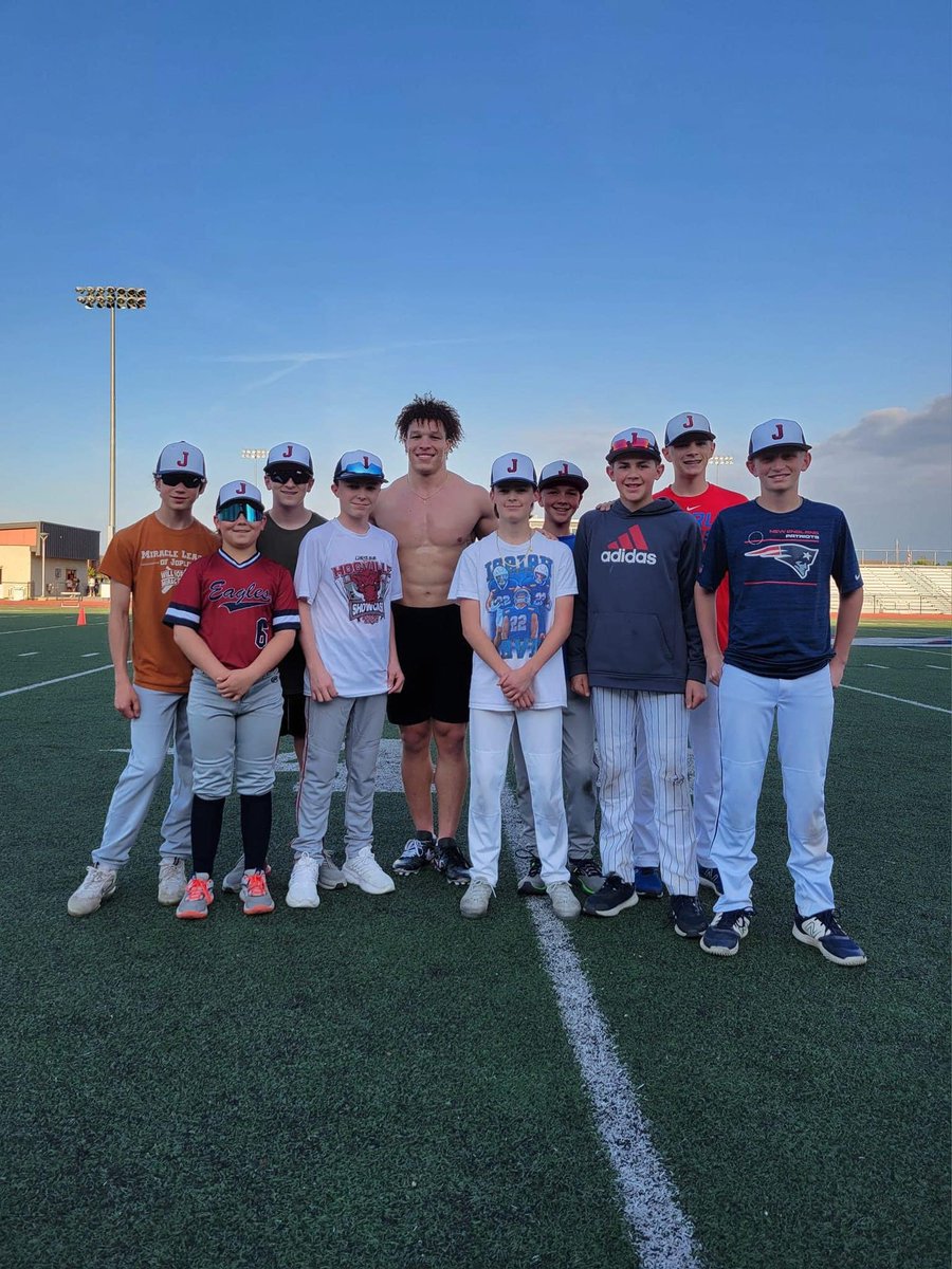 Joplin’s own! Good luck to <a href="/z4days/">Isaiah Davis</a> this weekend at the NFL draft! 

Thanks for taking a picture with our 13u team!