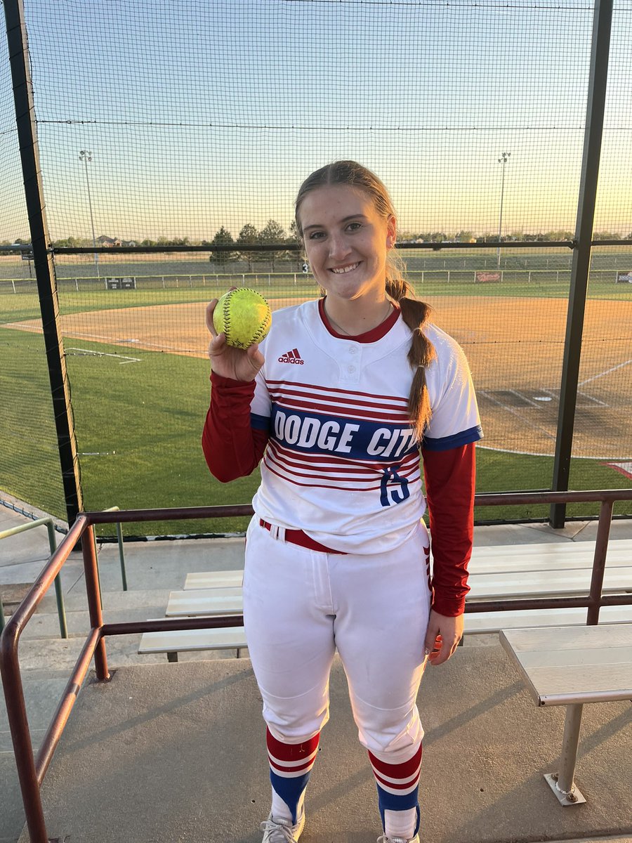 TatumSteiner44's tweet photo. Another bomb on the season 💣. Had a great night at the plate, going 3-5 with 2 walks. I also got to see one of my favorite teammates 💕 https://t.co/OM1BKZzYlc