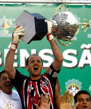 Rogério Ceni na idade do Cássio estava sendo tri brasileiro seguido, irmão não compare o maior goleiro da história com esse alça de b*quete