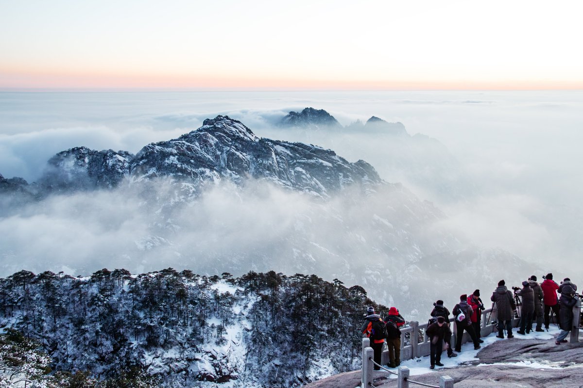 游客游览雪中黄山 摄影：郭清华
Tourists visit Mt. Huangshan in snow Photo by Guo Qinghua
Exquisite Photo Exhibition of Anhui Culture and Tourism
安徽文旅精美图“你好！中国”Nihao! China
“你好！中国”Nihao! China
China's Grand Canal Tourism Overseas Promotion Season 2024
- Anhui…