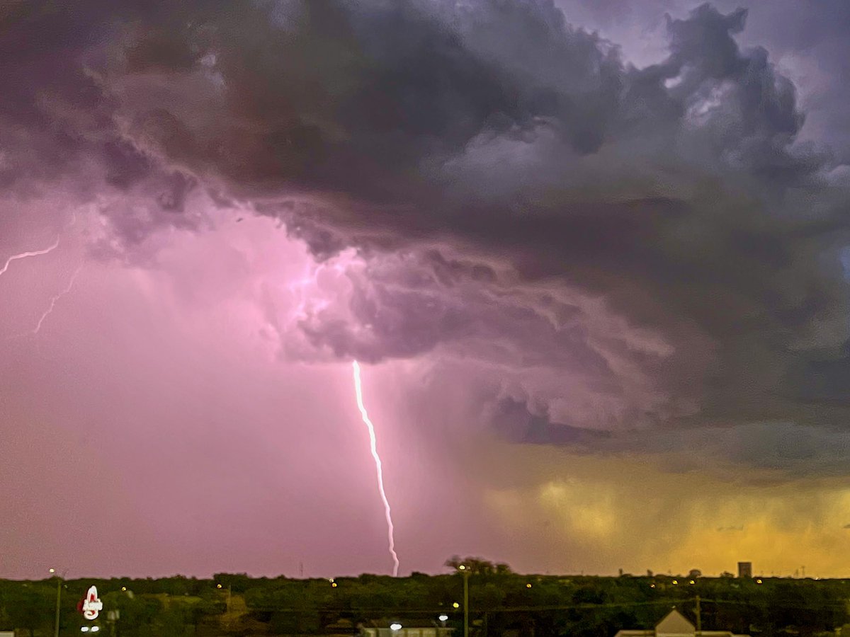 jkhodge's tweet photo. Isolated storm in Abilene Tx this evening. Brilliant lightning display with this storm. @spann https://t.co/vVm0gxek7w