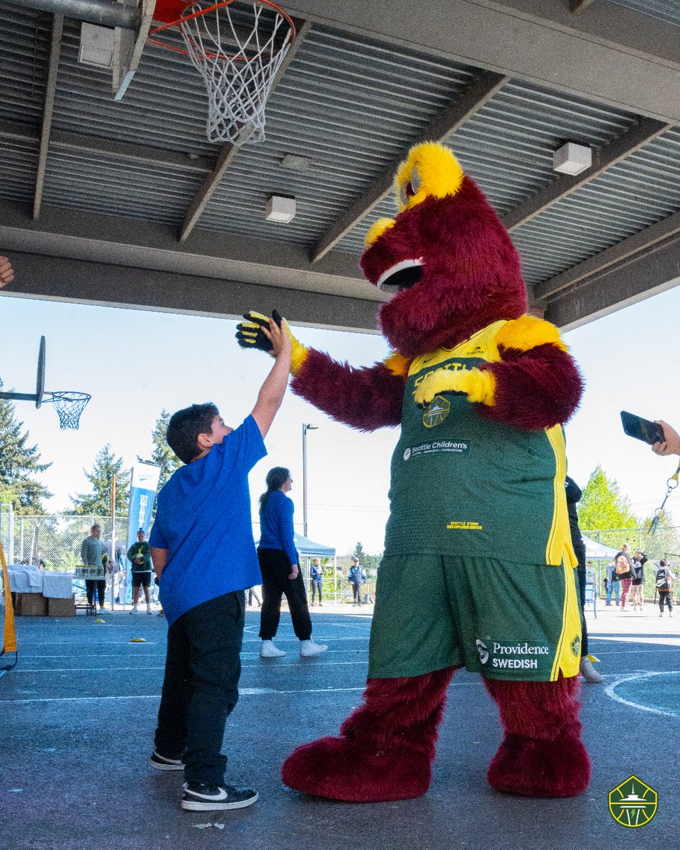 Yesterday we joined our fellow Seattle pro sports teams at Concord Elementary to celebrate Earth Day with an assembly and after-school sports sampling 🌎💚 We are proud to team up with @kcplayequity to help increase access to play for children in our community!