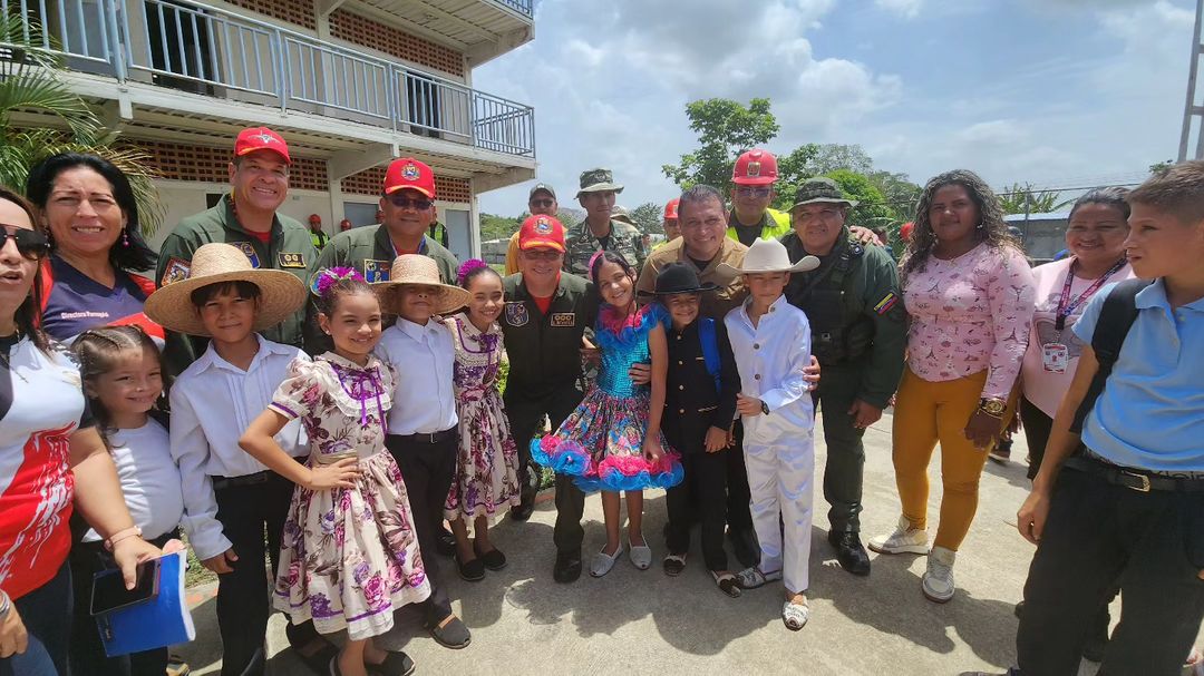 📸 #EnFotos || La #FANB, en perfecta fusión civico militar continua de la mano con las #BRICOMILES. Se visito al Liceo Nacional "Zamora 200" en Santa Inés estado #Barinas para entregar material que servirá para la adecuación de sus  espacios  y  brindar una educación de calidad.