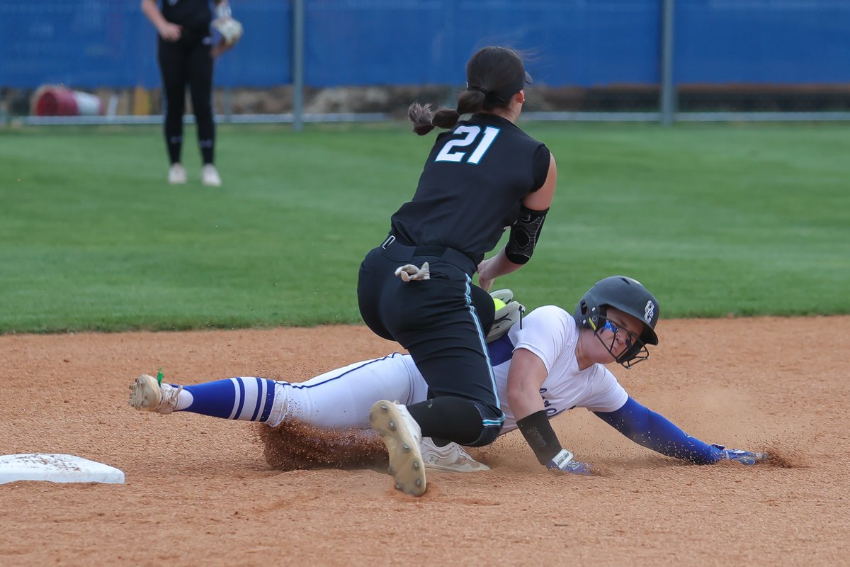 j_michaud_photo's tweet photo. More rivalry action: North Oldham visiting Oldham County. Colonels get a CG 6-hitter from P Jozie Lashley, 3 Doubles and 2 RBI from Breckyn Hamm to down the Mustangs 10-2. Campbell White led North with  2 Hits and an RBI. @OCColonelNation @NOMustangs @THEOZONE7 @NOHSblackHOLE https://t.co/vuwxH39gU4
