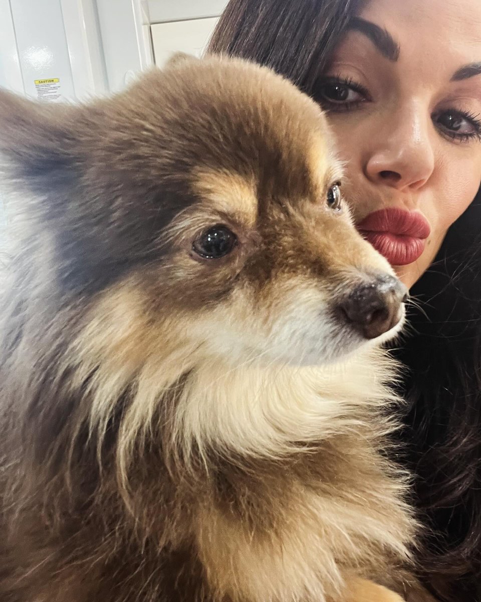 📸 | 'Milo e tia Lana' — A maquiadora Stephanie Scott compartilhou em seu Instagram uma foto de Lana Parrilla com o seu cãozinho Milo.