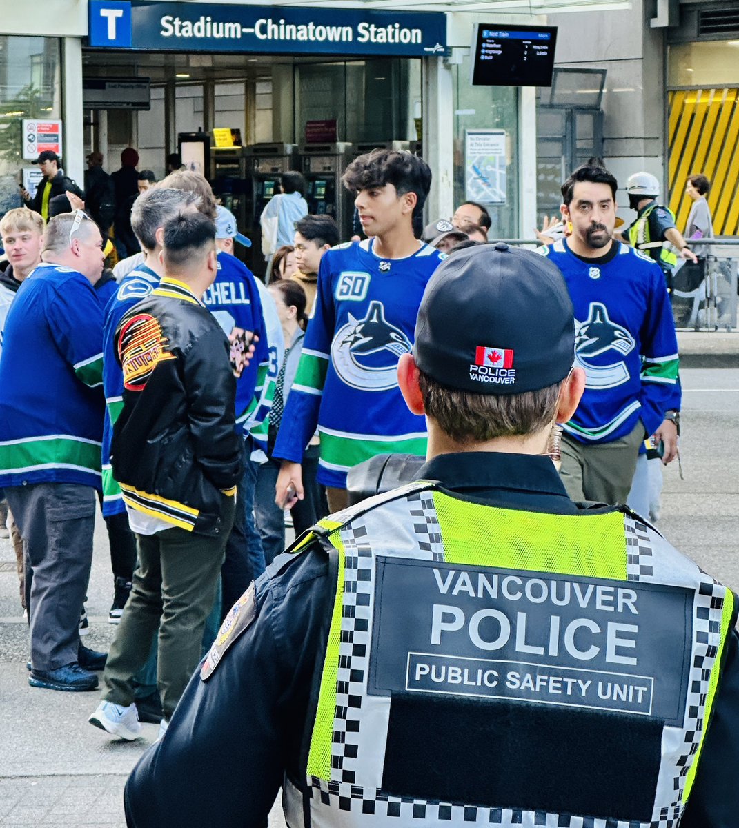 Sidewalks and the plaza outside of Rogers Arena are full as people make their way in for game 2. It’s a good idea to plan a meeting spot with your group in case you get separated. Need help? Just ask one of our officers in highly visible vests.