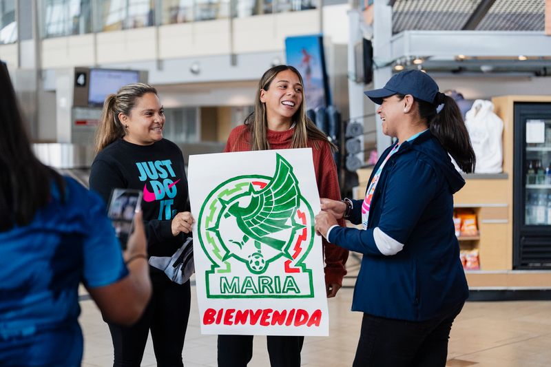 María Sánchez being greeted by Wave FC fans after she touched down in San Diego

📸 Wave FC

#MakeWaves #SeleccionMexicana
