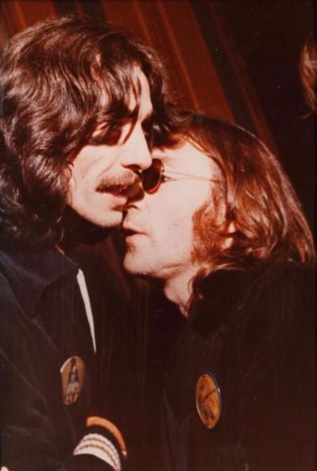 The last publicly available picture of John Lennon and George Harrison together. (1974)