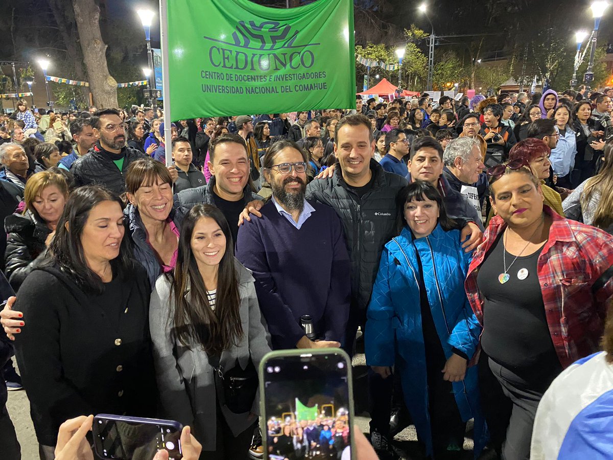 soledezapala's tweet photo. Hoy nos encontramos en las calles del país y de cada provincia, todas y todos aquellos que defendemos a la educación pública, como garantía de acceso a la educación del Pueblo
#UniversidadPublicaSiempre https://t.co/duMuk24a5L