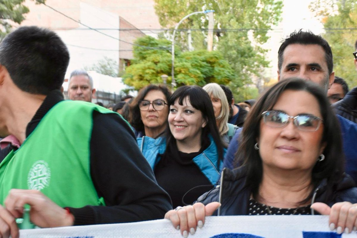 soledezapala's tweet photo. Hoy nos encontramos en las calles del país y de cada provincia, todas y todos aquellos que defendemos a la educación pública, como garantía de acceso a la educación del Pueblo
#UniversidadPublicaSiempre https://t.co/duMuk24a5L