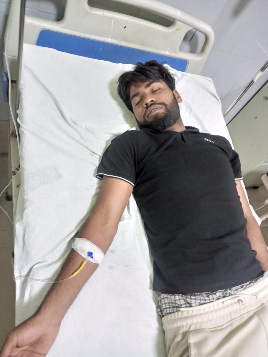 Gaurav52376's tweet photo. बाबासाहेब भीमराव अम्बेडकर केन्द्रीय विश्वविद्यालय, लखनऊ में चल रहे धरने का आज  7वां दिन है और जो हमारे चार साथी भूख हड़ताल पे पिछले 2 दिनों से बैठे है ,उनमें से साथी अखिलेश आजाद की तबीयत शाम 7 बजे बहुत ज्यादा ही बिगड़ गई साथी को पास के अस्पताल लोकबंधु में एडमिट करना पड़ा https://t.co/6phl5RWjuz