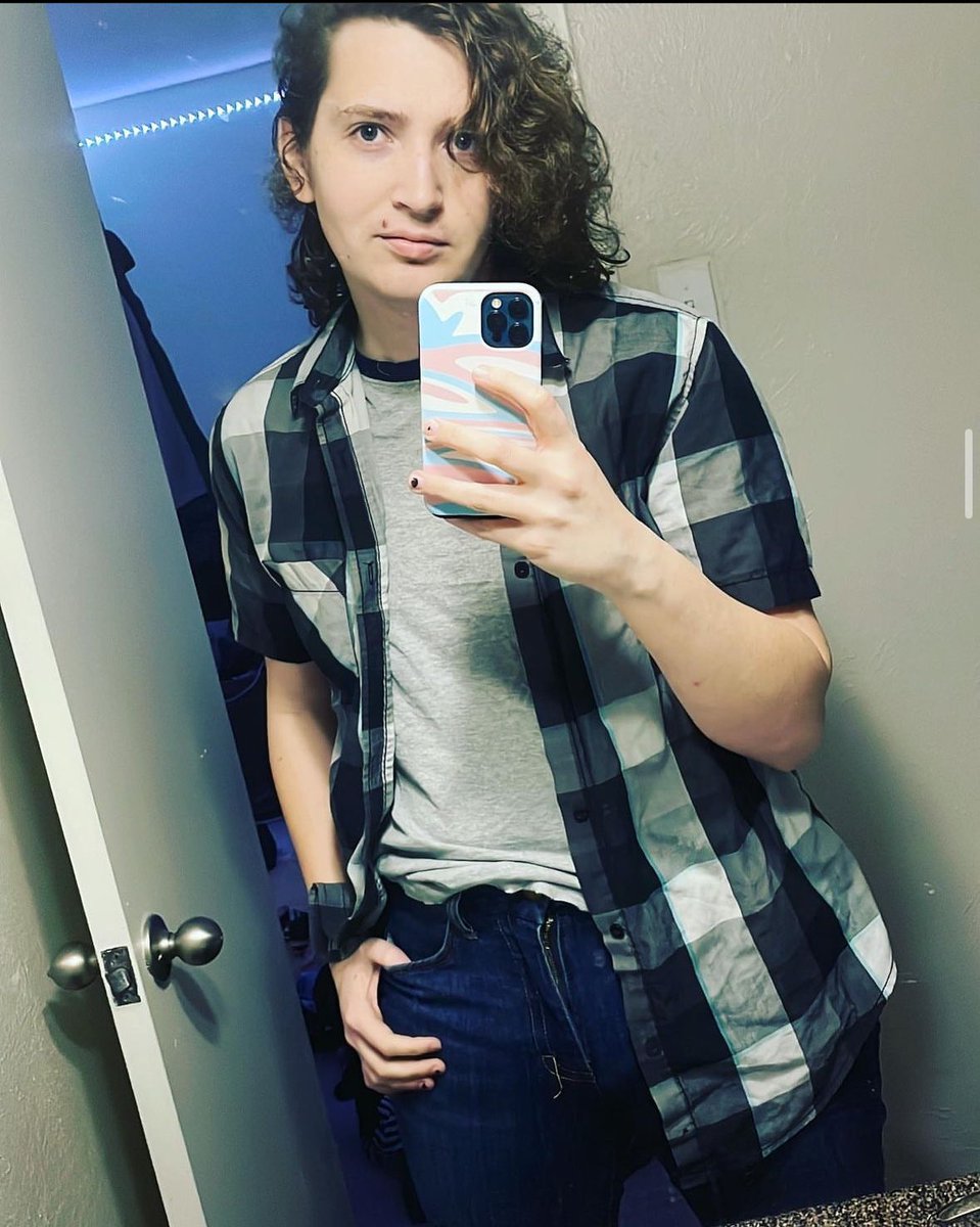 Dahwia_two's tweet photo. the mirror selfie progression over the last two years 

i still don’t know what to do with my hands lol https://t.co/IFa0dfzmkH