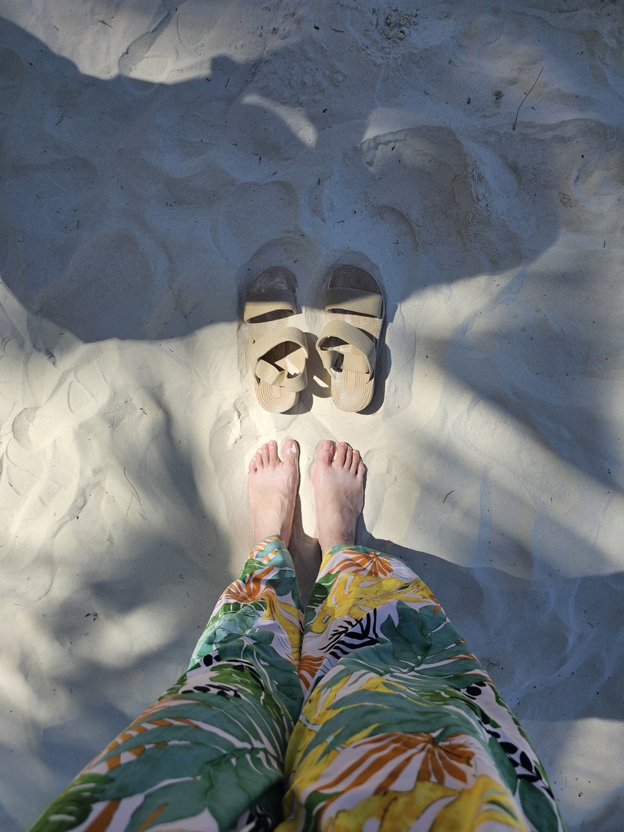Want more beach feet pics like this? PM me 😉