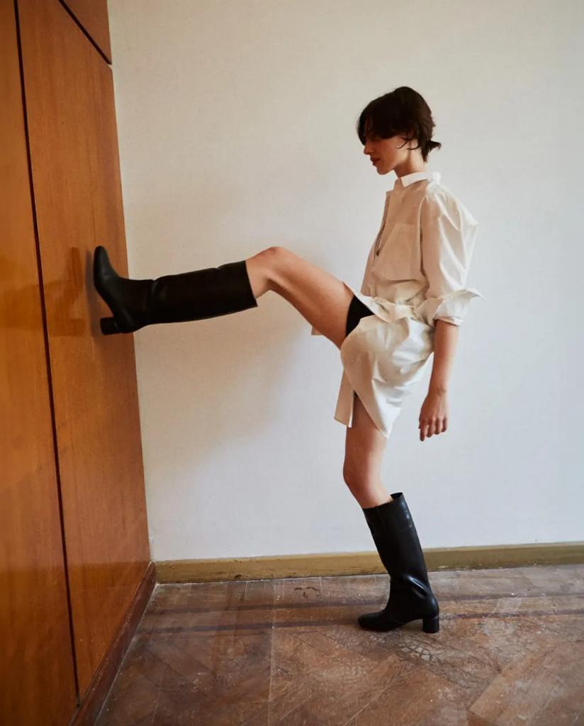 𝐇𝐚𝐬𝐭𝐚 𝟔 𝐂𝐮𝐨𝐭𝐚𝐬 𝐒𝐢𝐧 𝐈𝐧𝐭𝐞𝐫𝐞́𝐬
Available online and in stores

#Enjoythesilence #FW24