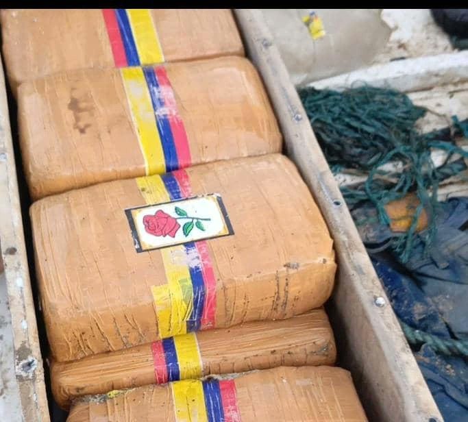 La FANB en el Río Orinoco, estado Amazonas, capturó a dos ciudadanos de nacionalidad Colombiana, a quienes se le incautó 133 envoltorios de marihuana, con un peso de 98 kilogramos. La droga estaba oculta en los compartimentos internos de la embarcación. A/O del Ministerio