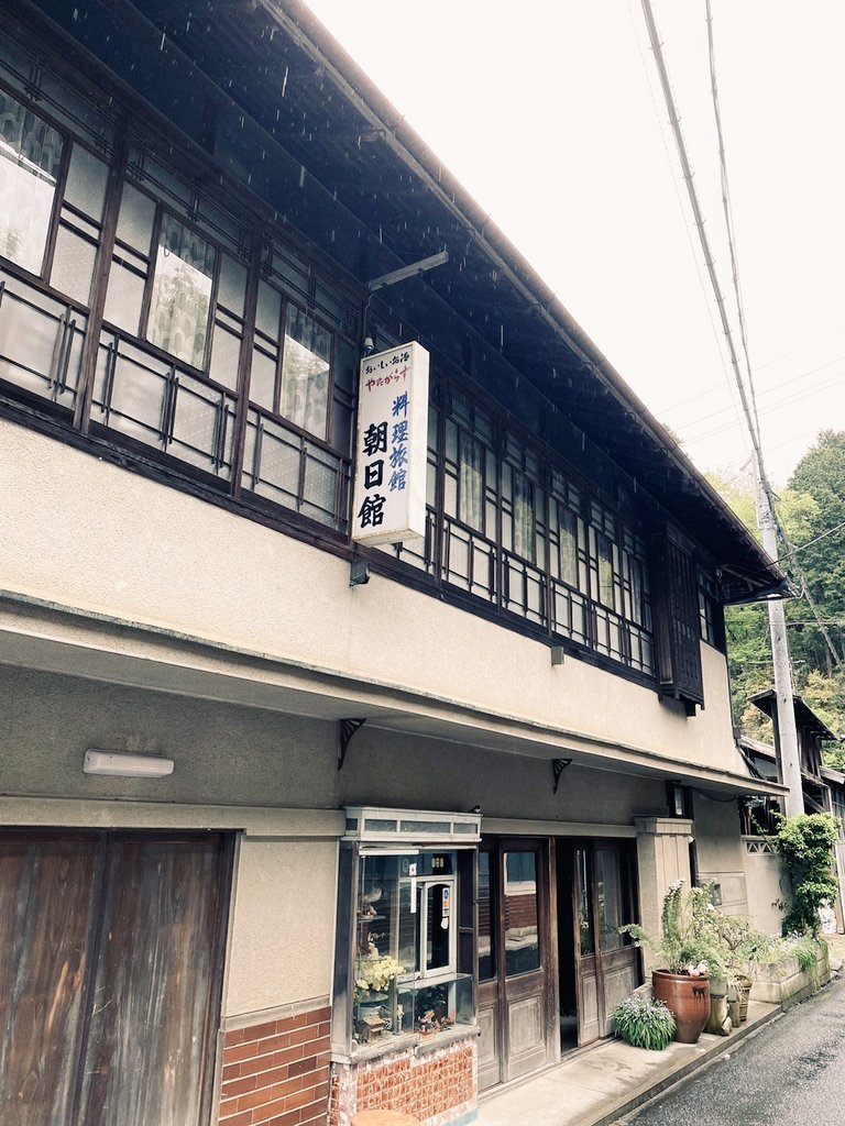 kiri_no_fuchi24's tweet photo. 一度は泊まってみたい
主人公イヒカが生まれ育った旅館
奈良県・川上村
朝日館

映画という旅から
リアルな旅へ
GW楽しんでいただけたら✉️✨

#霧の淵
#村瀬大智
#三宅朱莉 
#水川あさみ 
#三浦誠己 
#堀田眞三 https://t.co/4BkIfbuJhv