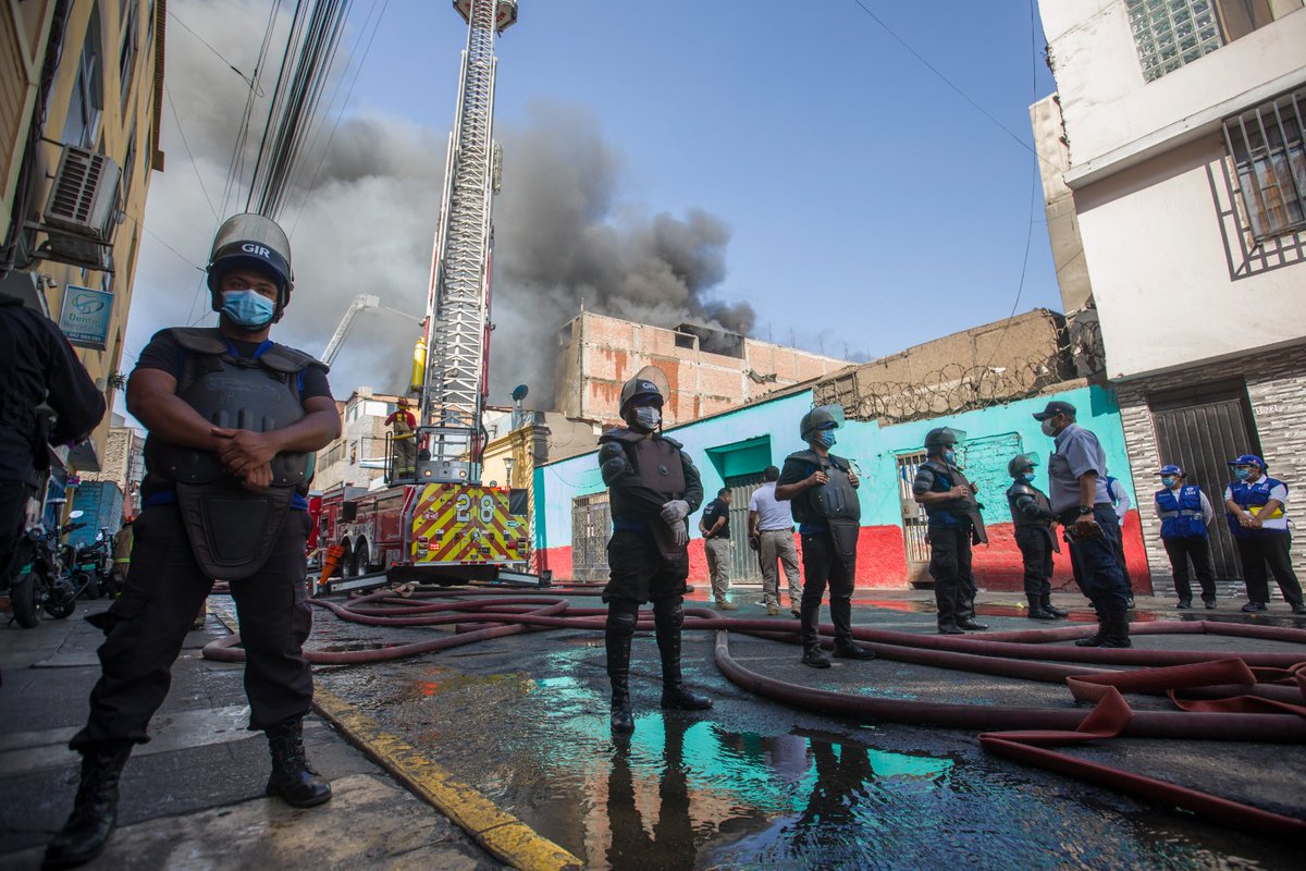 ¡Alertas ante cualquier emergencia! 🔥🚨 El equipo de la #MML actuó de manera inmediata prestando la ayuda oportuna al Cuerpo de Bomberos Voluntarios del Perú, para dar soporte en la gestión de cisternas y evacuación ante el incendio suscitado en la cdra. 10 del jr. Áncash.