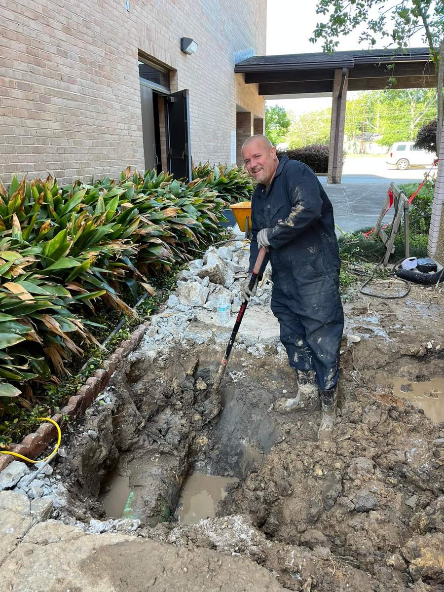 PastorC4's tweet photo. Sometimes, being a Pastor looks like this. #renewchurchbr #serve https://t.co/HElw8fOCU1