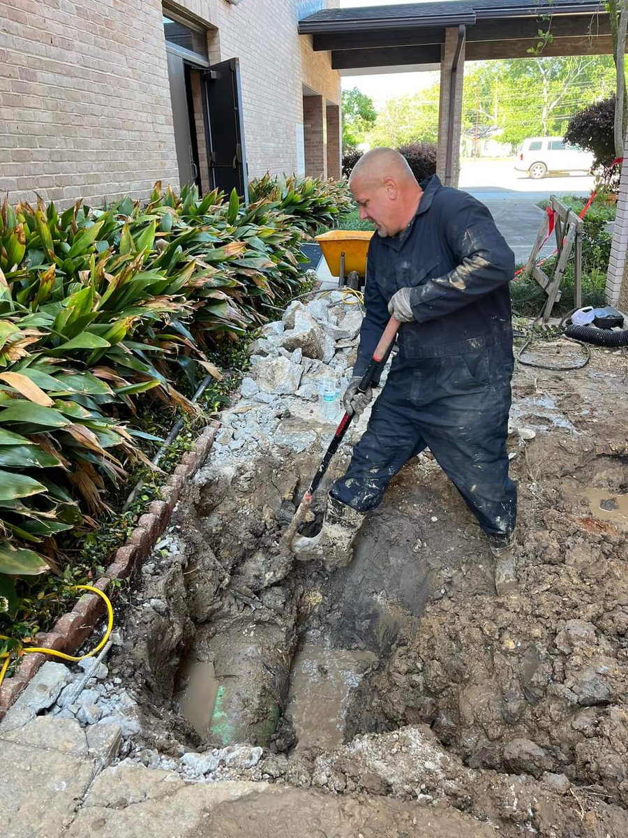 PastorC4's tweet photo. Sometimes, being a Pastor looks like this. #renewchurchbr #serve https://t.co/HElw8fOCU1