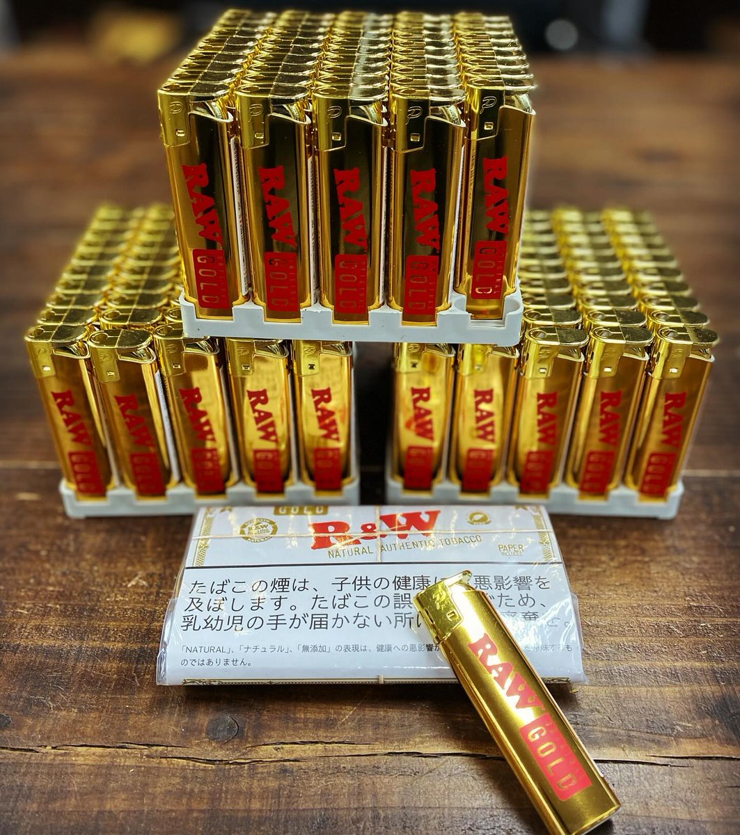 RAWRollingPaper's tweet photo. ゴールデンウィーク直前にゴールドなキャンペーン開始！  

R&amp;Wシャグたばこ『GOLD』限定のキャンペーンを
RAW正規販売店様より開始いたします！
GOLDシャグ1ポーチに1個 
ゴージャスなゴールドに輝くライターをプレゼント！
是非この機会にアメリカンブレンドな 
R&amp;W　GOLDシャグをお求めください！ https://t.co/6DsZt8SMkV