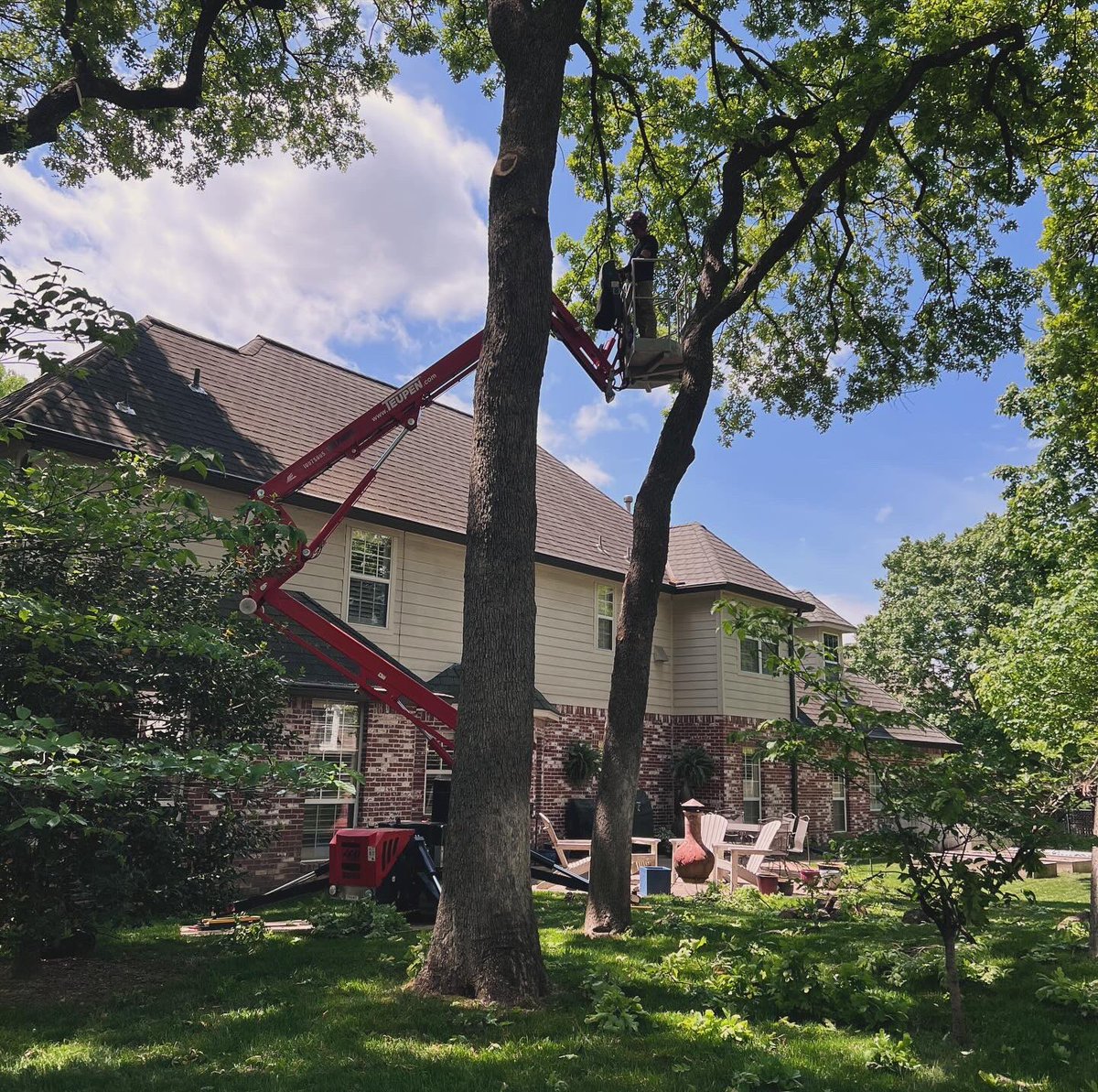 #familyowned #familyoperated #residential #commercial #tulsa #BrokenArrow #Bixby #jenks #treeremoval #treetrimming #treeshaping #stumpremoval #stumpgrinding #ForestryMulching #landclearing #crownreduction #commercial #residential #insuredandbonded