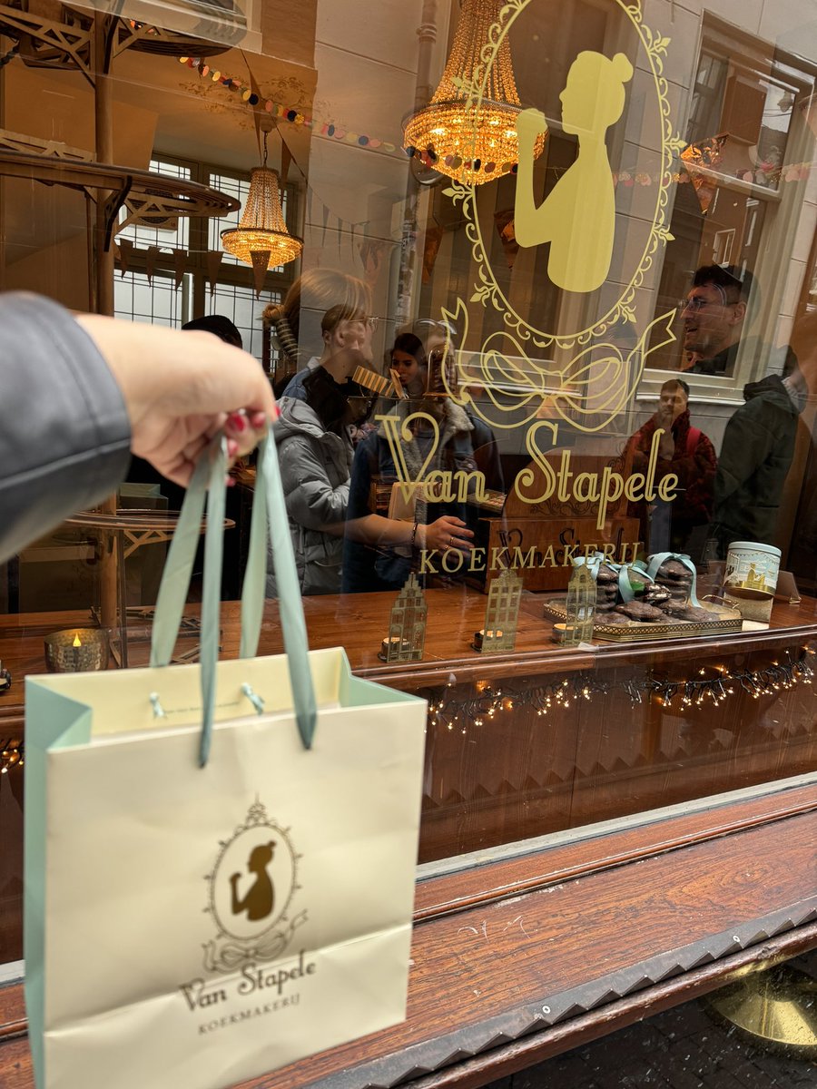 rui1508's tweet photo. Well worth the wait for the most amazing chocolate cookies! 

#amsterdam #Cookie #dessert #Europe #Foodie #foodlover https://t.co/Z0mBKLvO8q