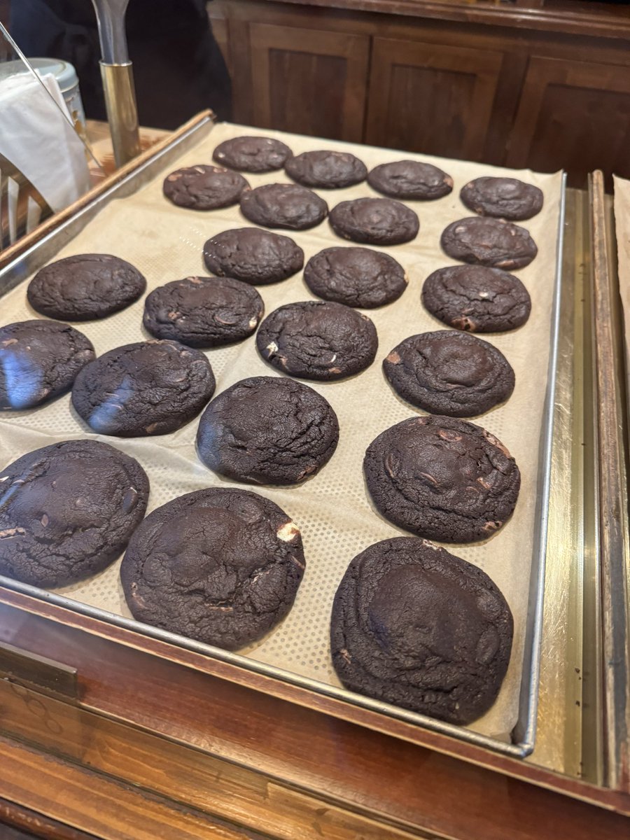 rui1508's tweet photo. Well worth the wait for the most amazing chocolate cookies! 

#amsterdam #Cookie #dessert #Europe #Foodie #foodlover https://t.co/Z0mBKLvO8q