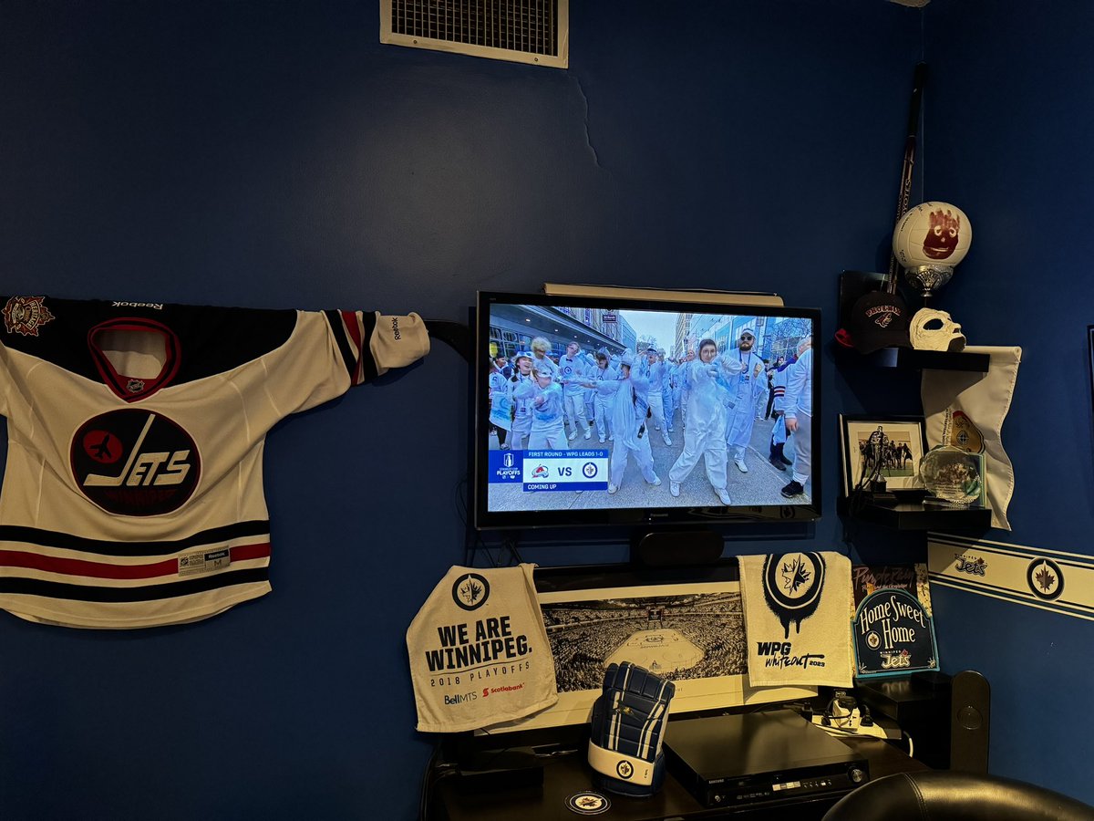 skiinabudhabi's tweet photo. @hustlerama Ready to cheer from Abu Dhabi!  #WPGWhiteout #GoJetsGo https://t.co/9ipBjoAcXL