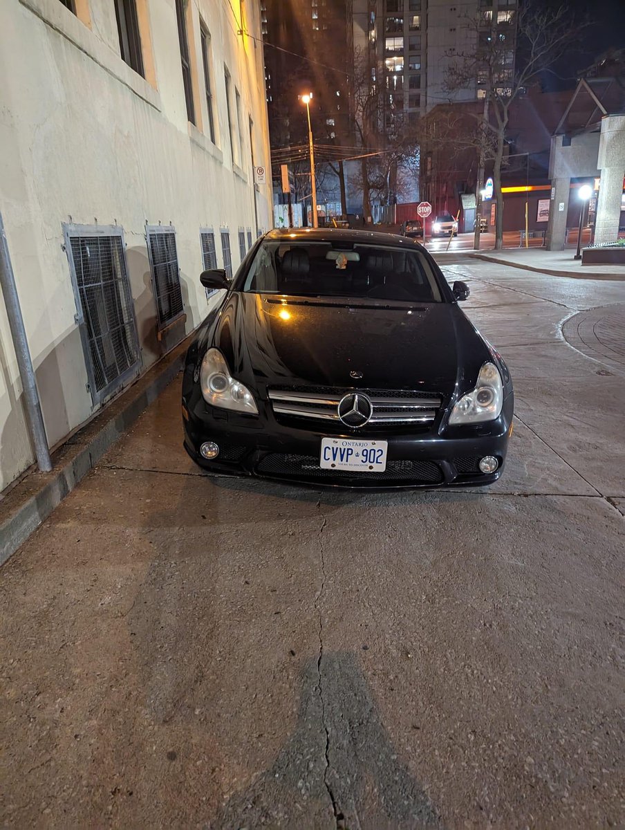 KristaLeeTaylor's tweet photo. @TorontoPFR @TPSOperations @TorontoStar this vehicle parks here daily - it’s a fire route - what can be done? https://t.co/6G8hgey9pb