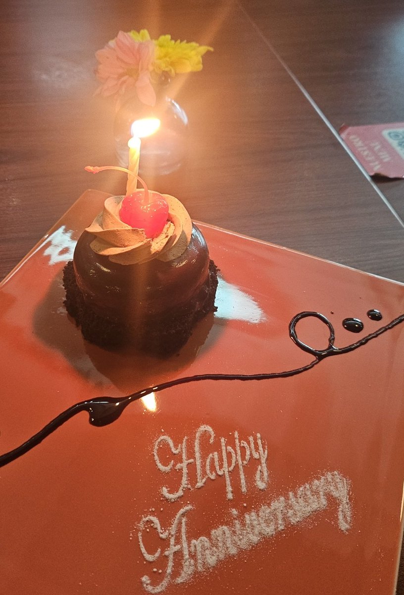 pemo96's tweet image. Hoy cumplo dos años con el amor de mi vida, fuimos a comer al lugar que tuvimos nuestra primera cita, soplamos una vela juntos y me siento la persona más amada y afortunada