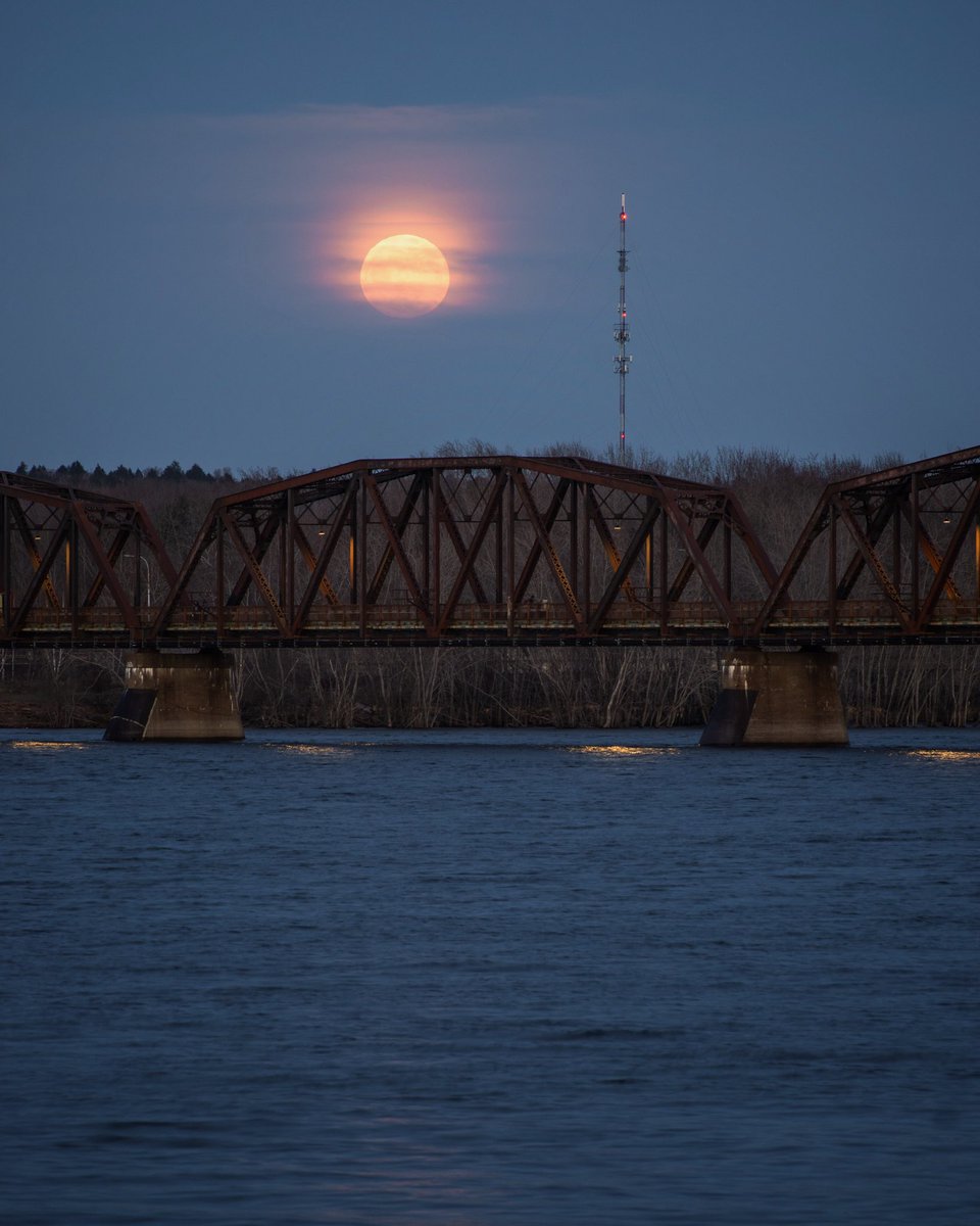 The full moon rising this evening in Fredericton. 🌕 #fullmoon #pinkmoon