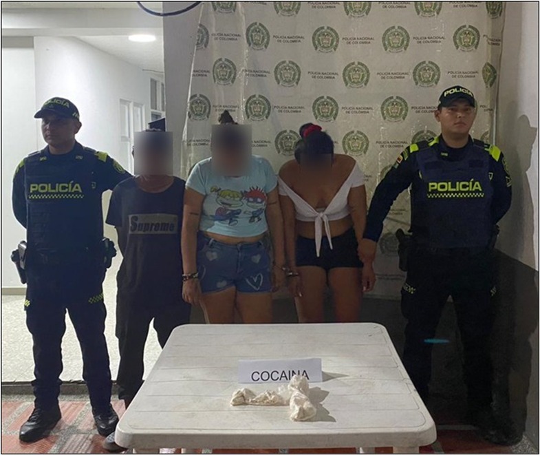 PoliciaDeCesar's tweet photo. Frente al consumo de estupefacientes y al tráfico local del mismo, en el municipio de #Copey, la patrulla de vigilancia mediante planes de registro y control, captura tres ciudadanas, quiénes al practicarles un registro, les hallan gramos de clorhidrato de cocaína #DiosYPatria https://t.co/dRcyJjOWnU
