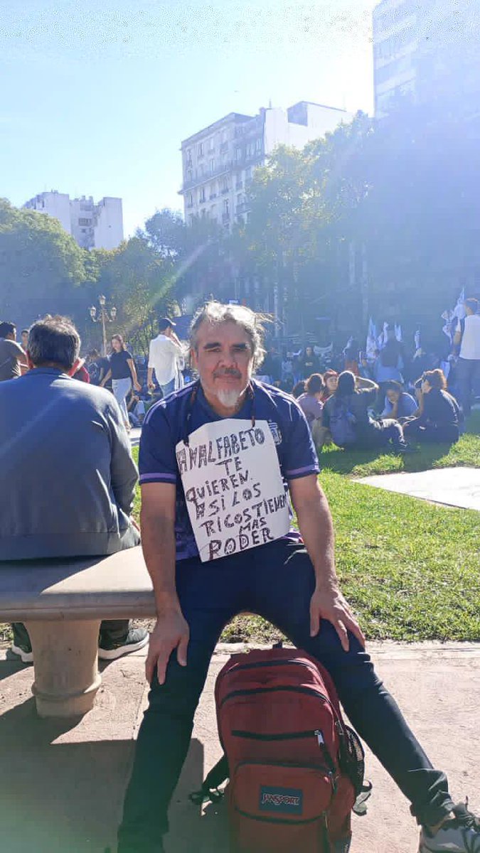 julietaazula's tweet photo. Con los estudiantes NO! Y se lo dejamos bien clarito 
Aguante la Universidad Pública, Gratuita y de Calidad CARAJO!! 

No se vende, se DEFIENDE!! 
#MarchaUniversitaria https://t.co/d1fVaNAtZj