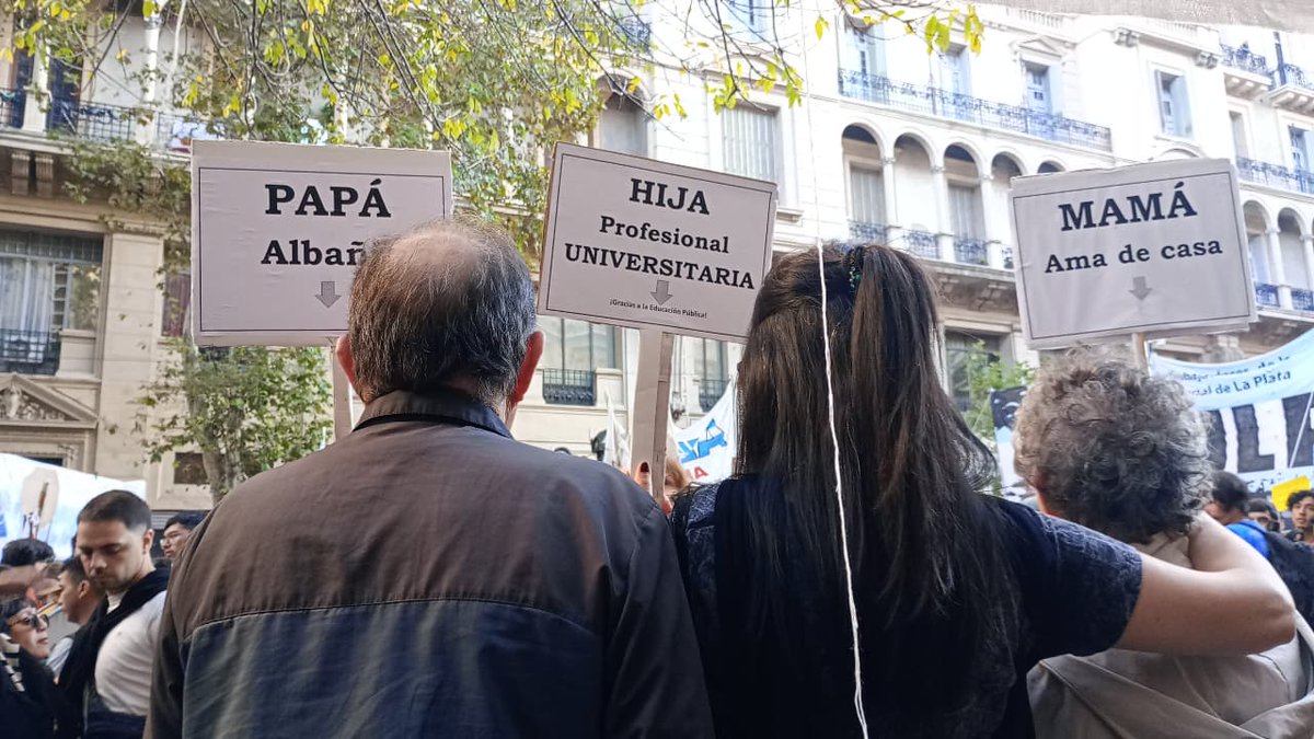 julietaazula's tweet photo. Con los estudiantes NO! Y se lo dejamos bien clarito 
Aguante la Universidad Pública, Gratuita y de Calidad CARAJO!! 

No se vende, se DEFIENDE!! 
#MarchaUniversitaria https://t.co/d1fVaNAtZj