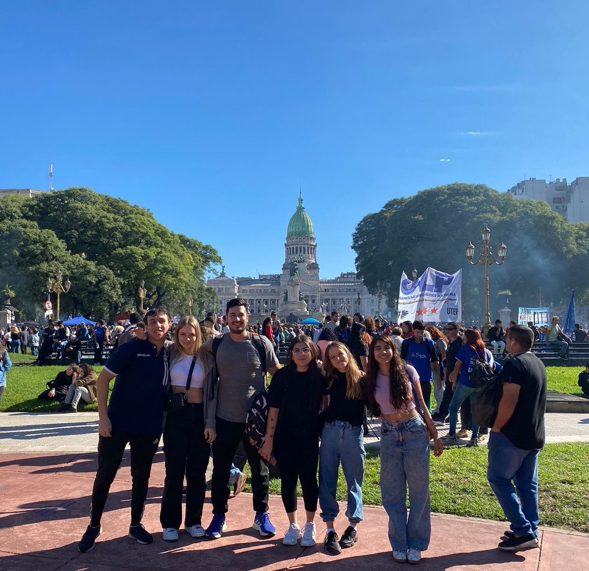 julietaazula's tweet photo. Con los estudiantes NO! Y se lo dejamos bien clarito 
Aguante la Universidad Pública, Gratuita y de Calidad CARAJO!! 

No se vende, se DEFIENDE!! 
#MarchaUniversitaria https://t.co/d1fVaNAtZj