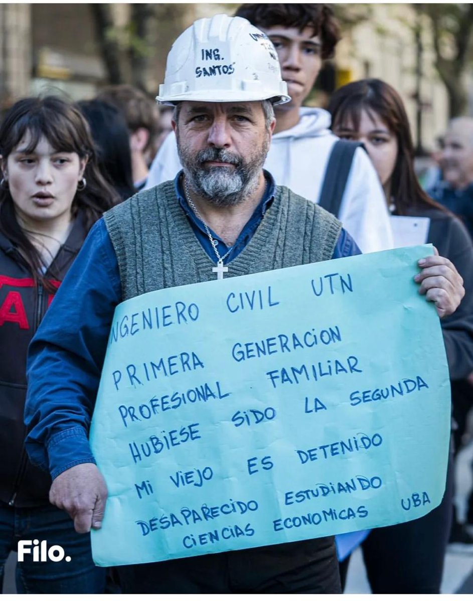 Hoy fue la marcha donde los carteles hablaban, cobraban vida narrando historias personales que a su vez era voces colectivas, como este cartel que hizo emocionar hasta las lágrimas ♥️