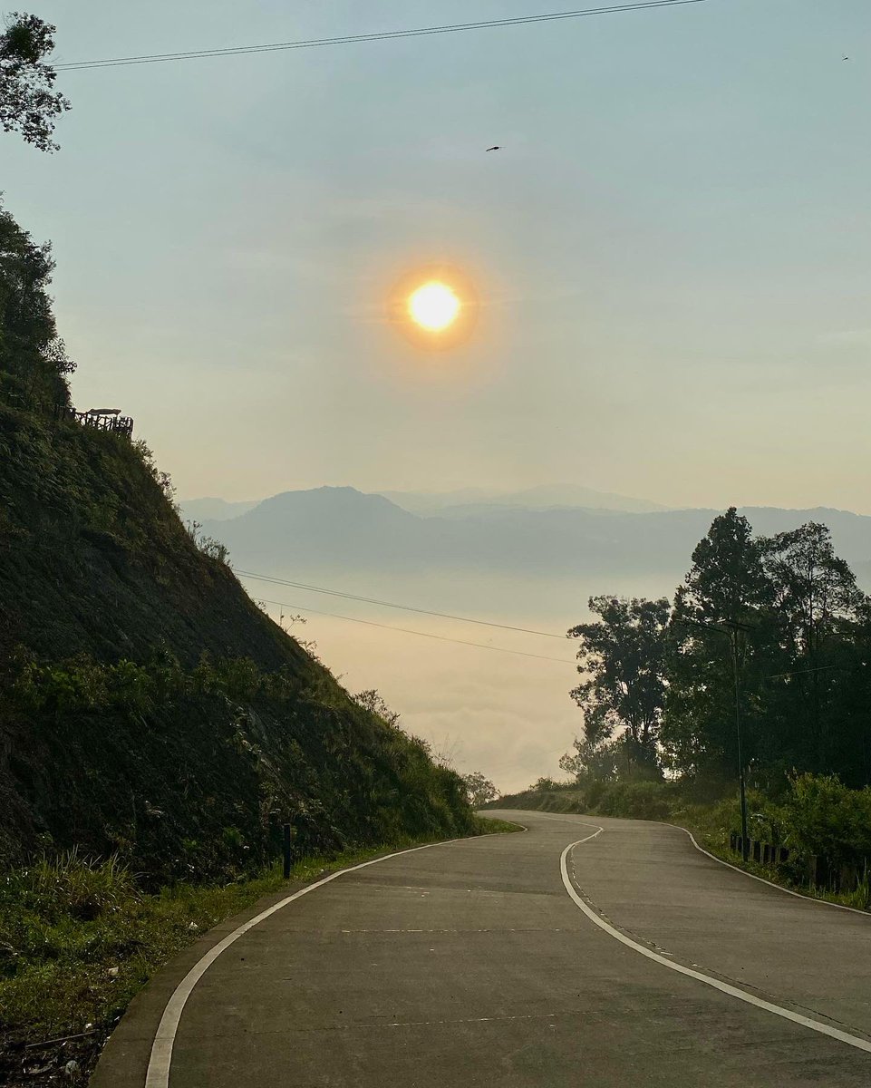 Affandi6116's tweet photo. (3) view indah ketika matahari terbit, melihat danau awan yang luas sesuai nama tempatnya. 23/4 https://t.co/834DPBtS1k