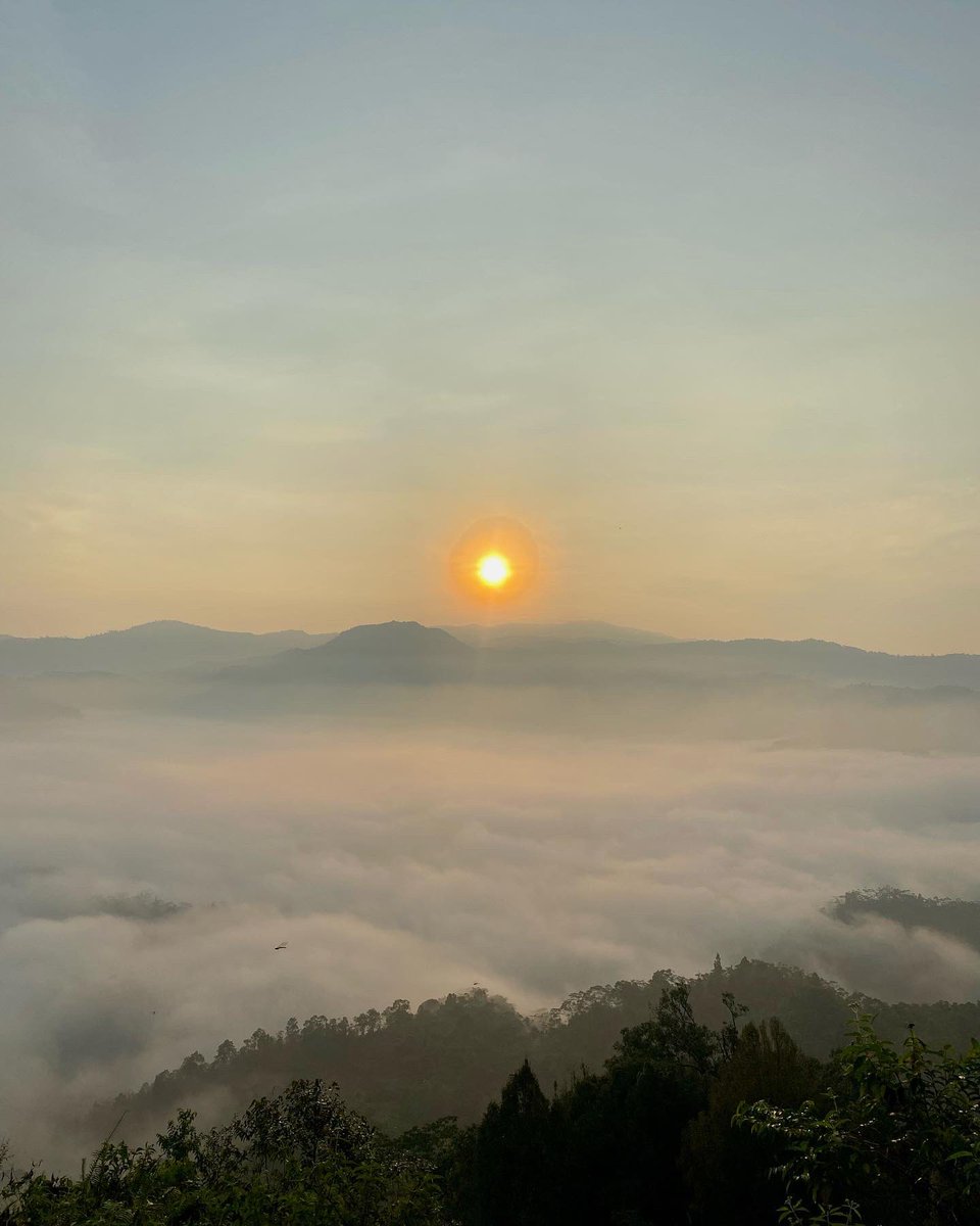 Affandi6116's tweet photo. (3) view indah ketika matahari terbit, melihat danau awan yang luas sesuai nama tempatnya. 23/4 https://t.co/834DPBtS1k