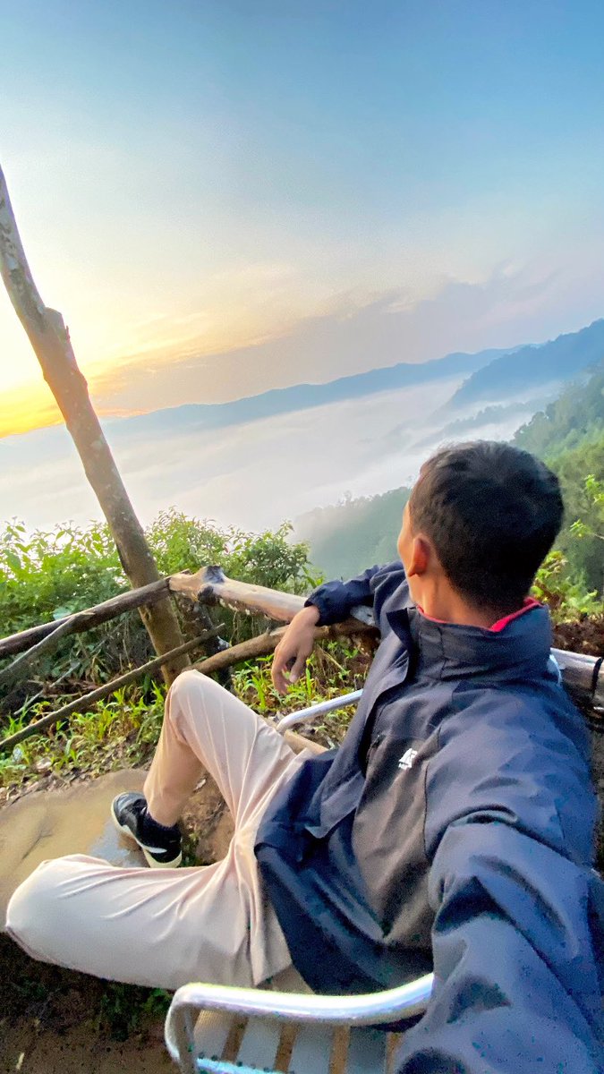 Affandi6116's tweet photo. (3) view indah ketika matahari terbit, melihat danau awan yang luas sesuai nama tempatnya. 23/4 https://t.co/834DPBtS1k