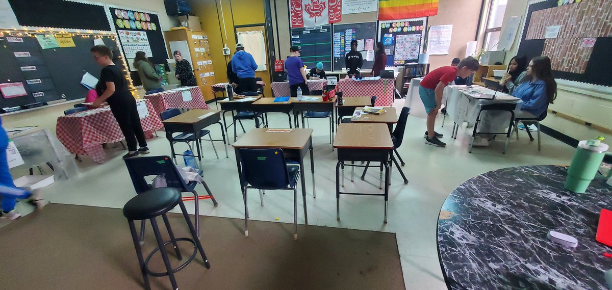 _MsManku's tweet photo. Students have been asking to make their own businesses to support their income in our classroom economy. Blown away by the initiative taken for this extracurricular project. Check out our Business Blitz Day! @pkwwrdsb https://t.co/QA2QHJJADG