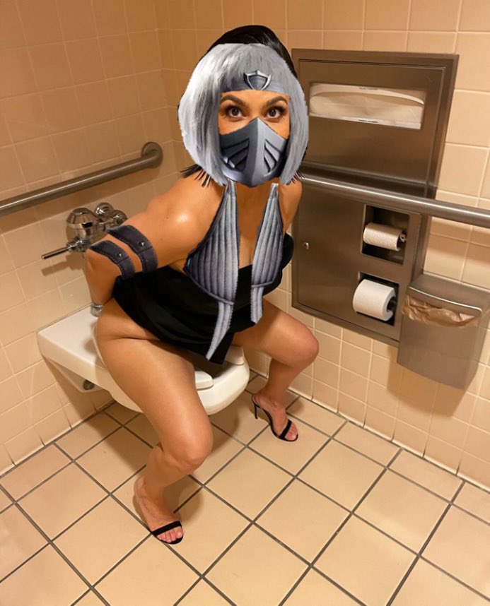 hehebop0's tweet photo. Khameleon Kourtney Kardashian public bathroom toilet seat https://t.co/hQZdrhhWMQ