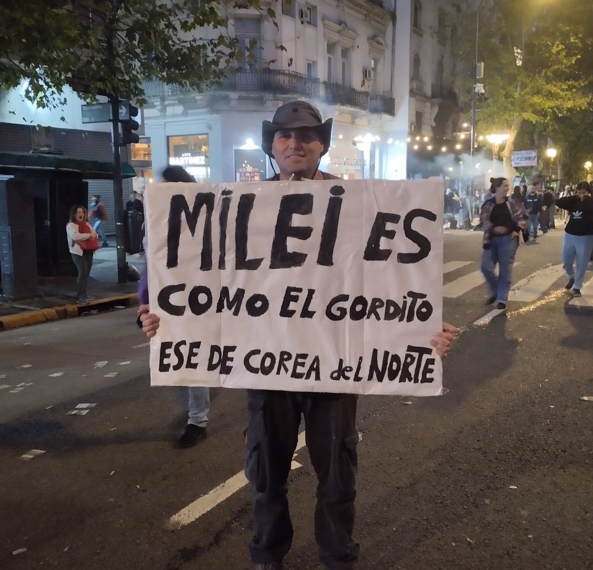 mustaf4ibr4him's tweet photo. Evidentemente no. El gordito ese de Corea del Norte solo atiende al interés nacional de su país. Milei vende la patria y representa los intereses del sionismo, del globalismo de las élites y sus corporaciones. Son como el agua y el aceite.

Hay demasiada confusión progre. https://t.co/Yh3g5syD20